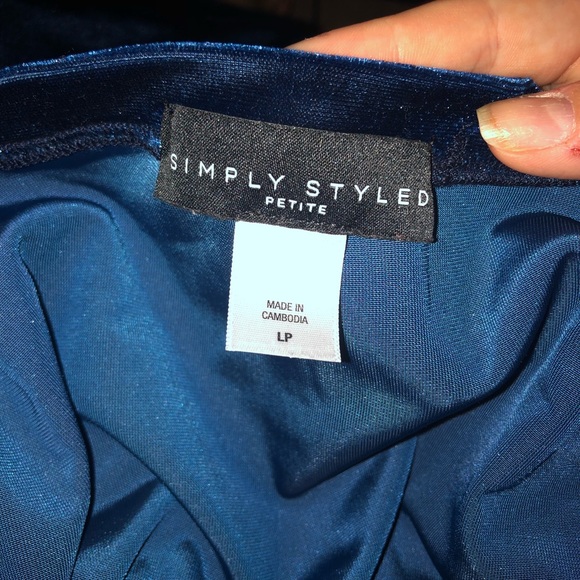 Simply Styled Women’s Blue Velvet Top Size Large - Picture 2 of 2